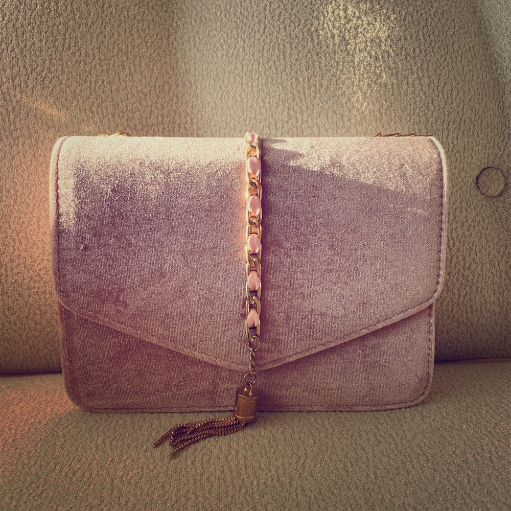 Velvet crossbody bag with gold chain